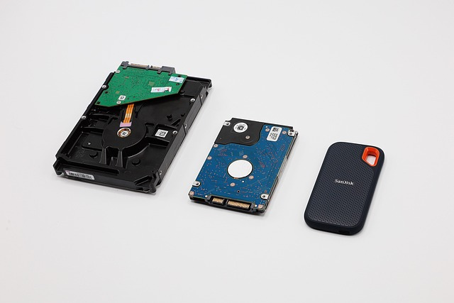 Comparison of HDD and SSD storage drives showing physical differences